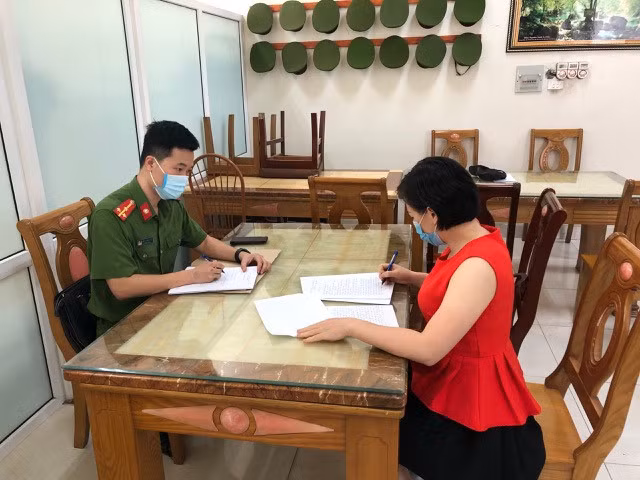 Phạm Thị Ngọc Mai tại cơ quan Công an.