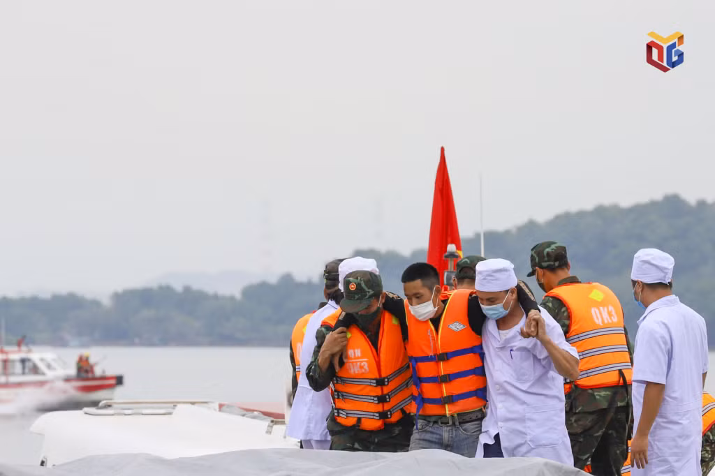 Lực lượng y tế sơ cứu cho các nạn nhân,...