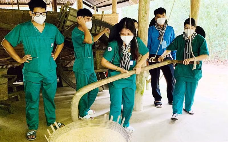 Tổ chức tour du lịch thí điểm về vùng xanh tại TP Hồ Chí Minh dành cho lực lượng tuyến đầu phòng, chống dịch. Ảnh: TTXVN
