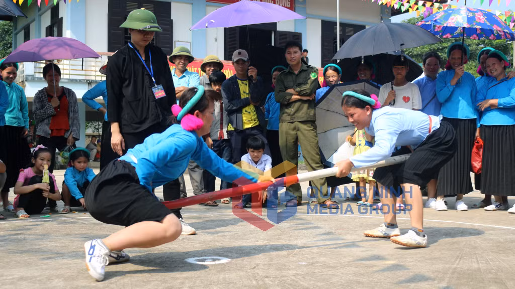 Các cô gái Sán Chỉ chơi đẩy gậy trong lễ hội tại Bình Liêu. Ảnh: Hoàng Gái (CTV)