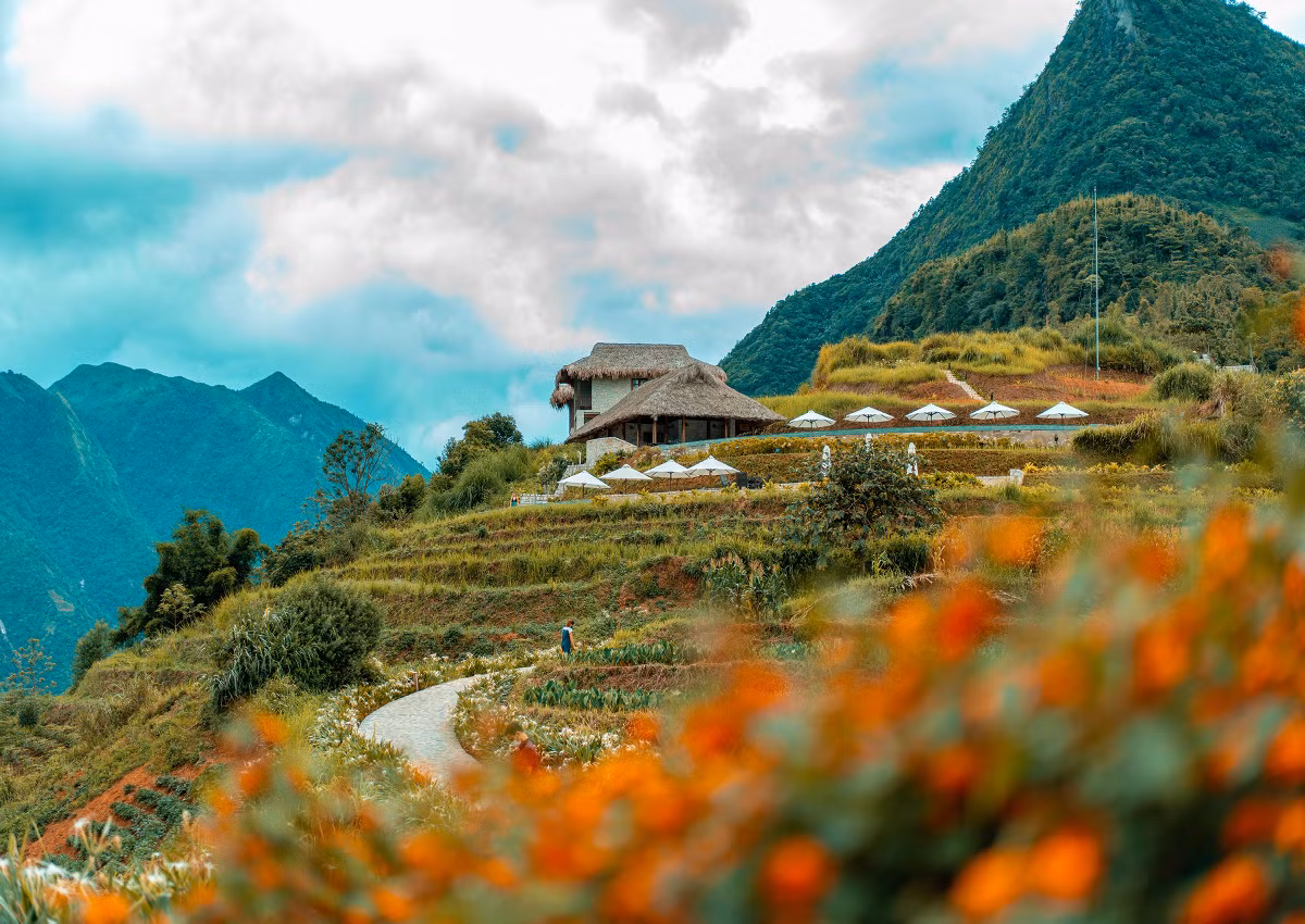Du khách đến Topas Ecolodge mùa này sẽ cảm nhận nhiều điều thú vị khi tiết thu trong trẻo với làn gió se lạnh đã ngập tràn khắp đất trời Sa Pa, tạo nên một bản hòa ca đầy quyến rũ của thiên nhiên, núi rừng Tây Bắc. Đây cũng là dấu hiệu của một mùa hoa nữa lại về trên khắp xứ sở, nên thơ mà thật rực rỡ.