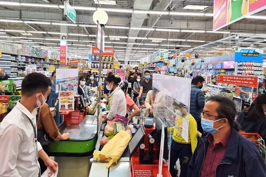 Tiêu dùng giảm sẽ ảnh hưởng đến dòng luân chuyển của đồng tiền. Ảnh: Vũ Long