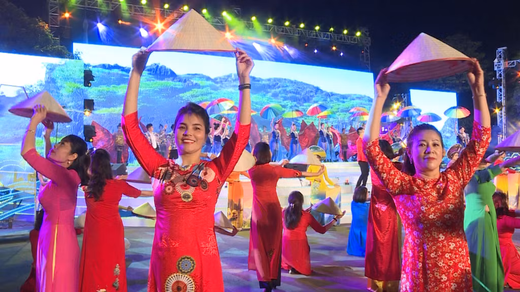 Phần trình diễn áo dài là một trong những điểm nhấn của chương trình.