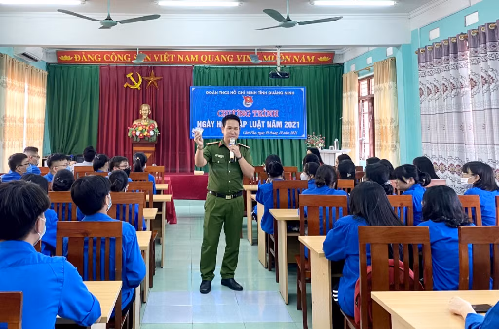 Đại úy Nguyễn Minh Hoàn, Phòng CSĐT tội phạm về ma túy (Công an tỉnh) tuyên truyền phòng, chống ma túy cho học sinh trường THPT Lương Thế Vinh, TP Cẩm Phả, ngày 5/10/2021.