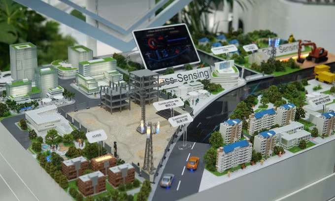 Sa bàn mô phỏng ứng dụng của kết nối 5G trong các lĩnh vực khác nhau tại MWC 2023. Ảnh: Lưu Quý