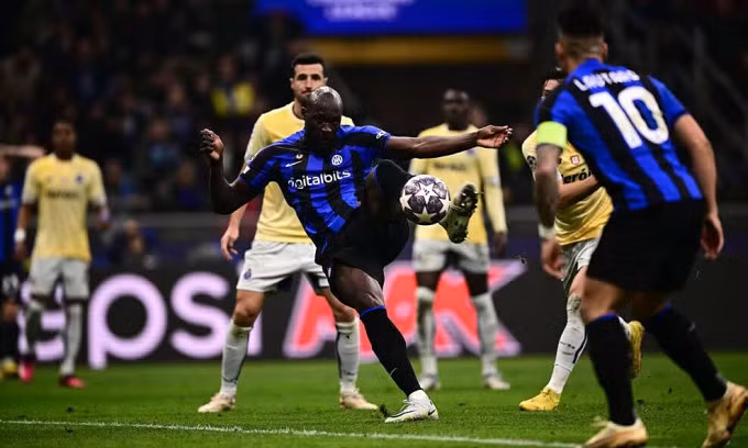 Cú đệm bóng cận thành ghi bàn của Lukaku. Ảnh: UEFA