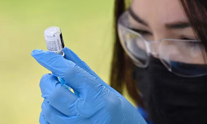 Nhân viên y tế chuẩn bị mũi tiêm vaccine Pfizer tại điểm tiêm chủng ở Los Angeles, bang California, Mỹ hôm 11/8. Ảnh: AFP