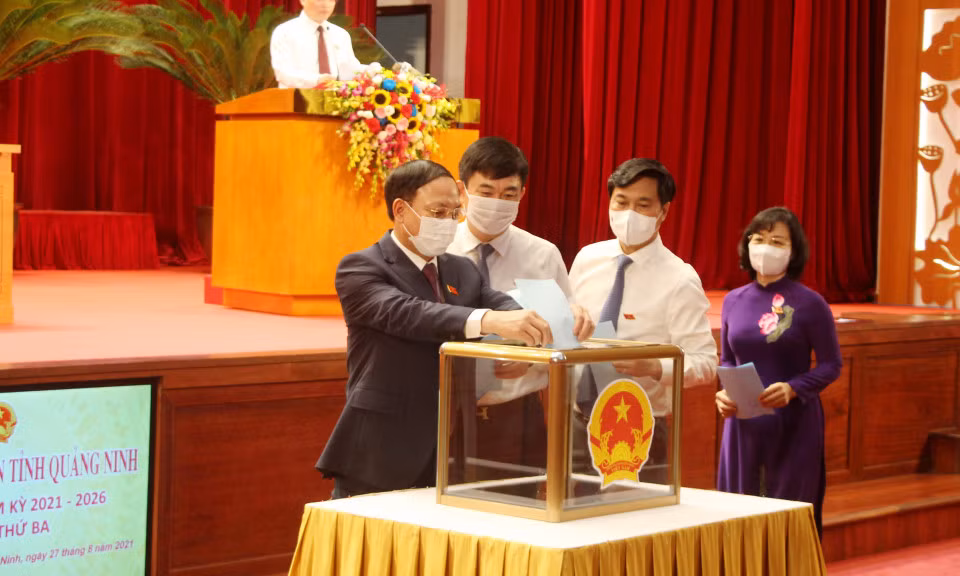 Các đại biểu bỏ phiếu bầu bổ sung Ủy viên UBND tỉnh.