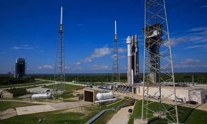 Tàu Starliner nằm trên tên lửa Atlas V hôm 29/7. Ảnh: NASA.