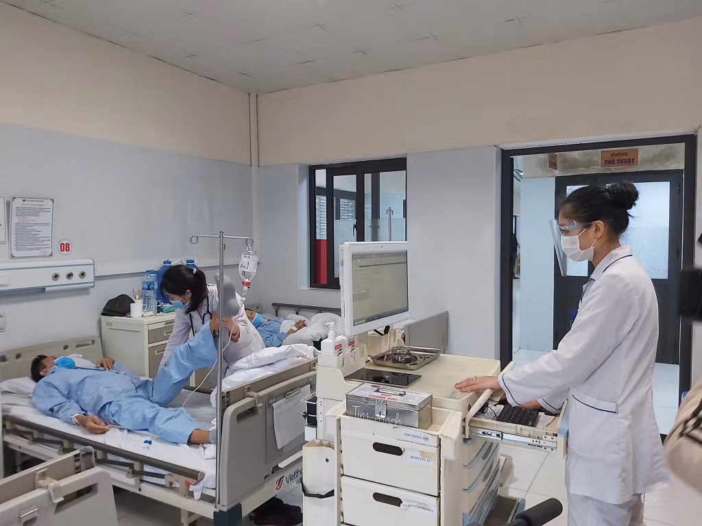 Y tá Bệnh viện Đa khoa tỉnh lấy thông tin chỉ định của bác sĩ trên xe tiêm thông minh để cấp phát thuốc và tiêm cho bệnh nhân.