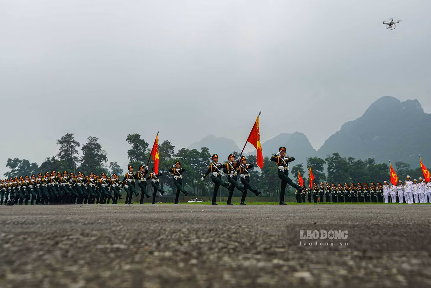 Khối sĩ quan Lục quân diễu binh.