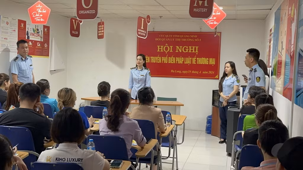 Đội QLTT số 5 tuyên truyền pháp luật tại Trung tâm thương mại Vincom Plaza Hạ Long.
