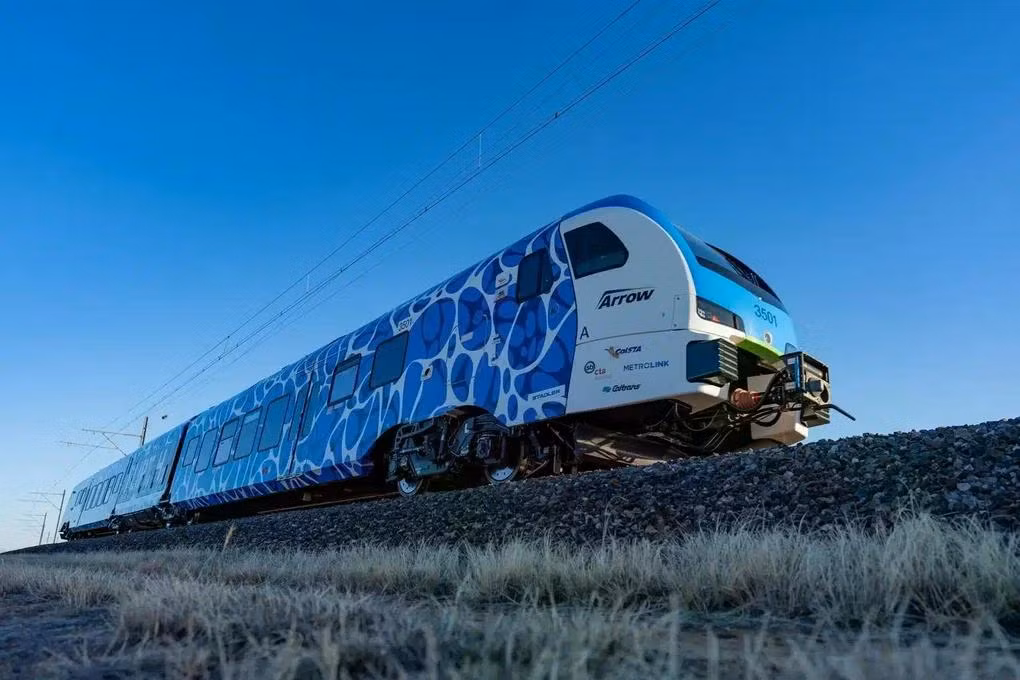 Con tàu này có thể chạy quãng đường lên tới 2.800km mà chỉ sử dụng một bình nhiên liệu hydro (Ảnh: Stadler).