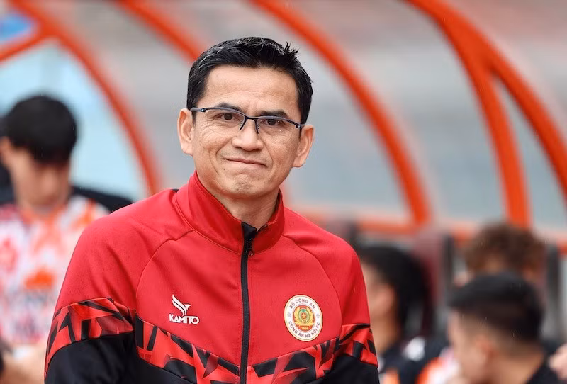 Huấn luyện viên Kiatisak trước mắt vẫn tập trung cho câu lạc bộ Công an Hà Nội. Ảnh: CAHN FC