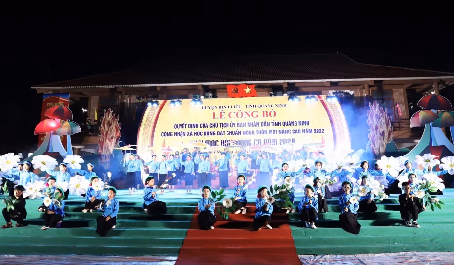 Một làn điệu hát sóong cọ được sân khấu hoá.