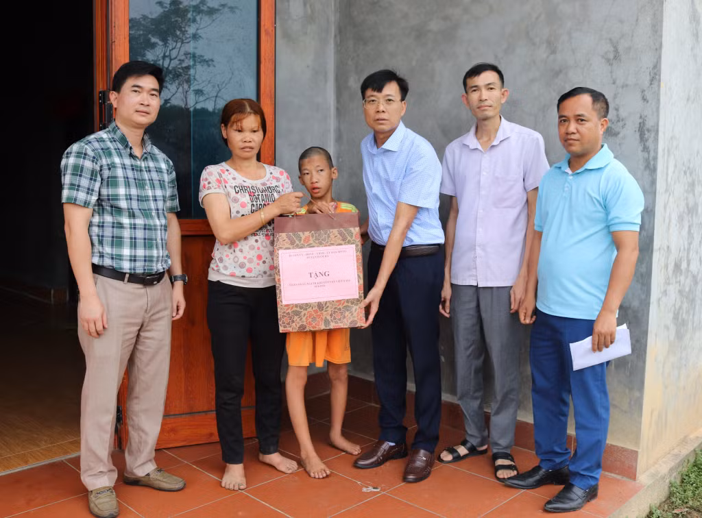 Thăm, tặng quà Người khuyết tật tại thôn Tân Sơn, xã Quảng Tân.