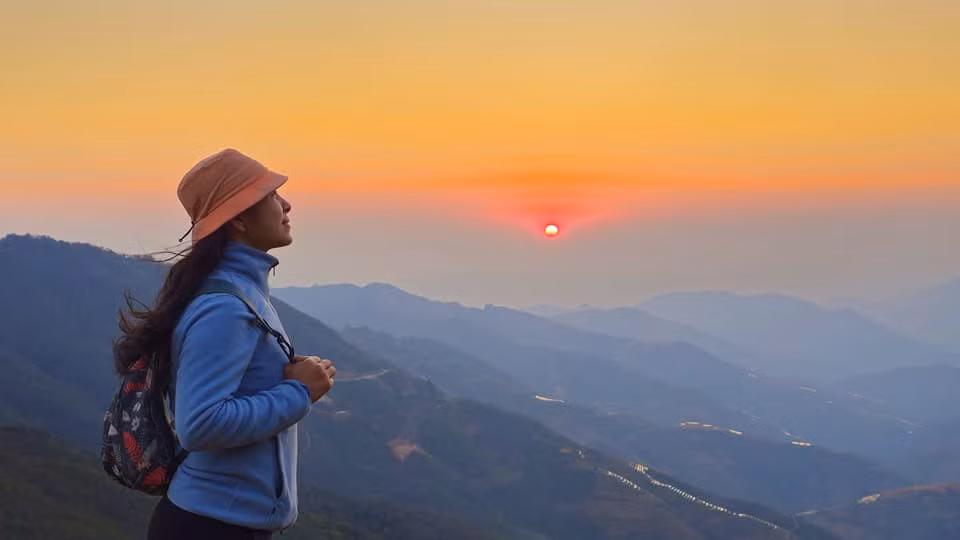 Vào những ngày nắng đẹp, đứng trên đỉnh Sa Mu, có thể nhìn thấy hai đỉnh núi nổi tiếng của tỉnh Yên Bái là Tà Xùa và Tà Chì Nhù, hay toàn cảnh vùng đất Bắc Yên và một số khu vực của Sơn La.