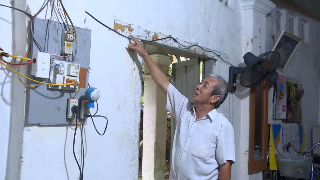 Nhiều hộ dân ở phố Phan Đình Phùng (thị trấn Quảng Hà) không thể xây mới, giao dịch nhà đất khi do nằm trong Quy hoạch Dự án Trung tâm Văn hóa Thể thao của huyện Hải Hà.