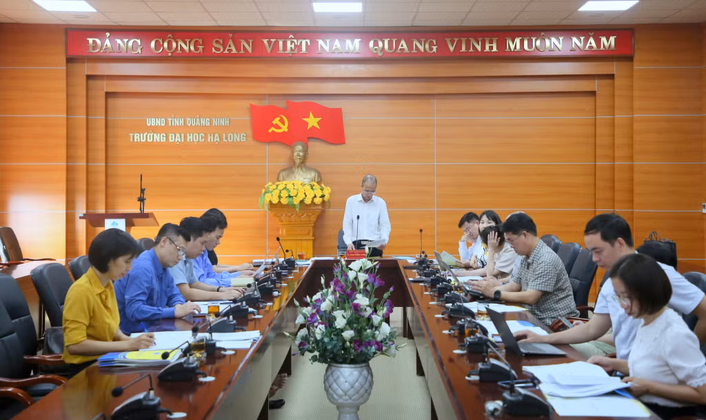 Quang cảnh cuộc họp.