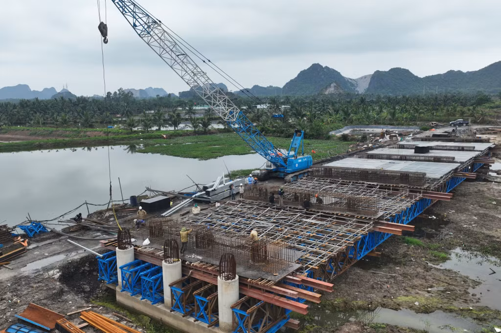 Hiện 13 cầu trên tuyến đều đang đồng loạt triển khai, tiến độ bám sát kế hoạch đề ra. Các nhà thầu đang quyết tâm đầu tháng 9/2024, sẽ hoàn thành cơ bản kết cấu 6 cầu và đến 30/11 sẽ hoàn thành kết cấu các cầu còn lại.