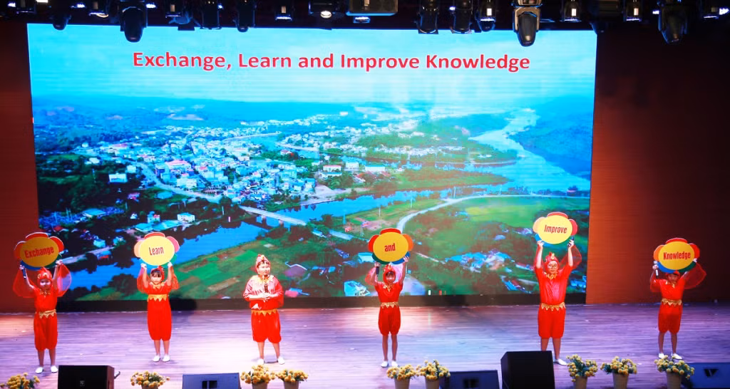 Phần thi chào hỏi đến từ các em học sinh trường Tiểu học thị trấn Tiên Yên.
