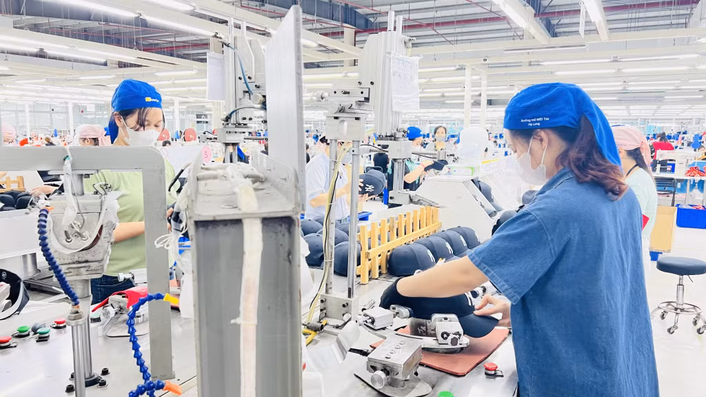 Công nhân làm việc trong môi trường sạch sẽ, hiện đại.