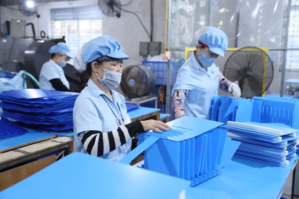 Hoạt động xuất nhập khẩu hàng hoá phục hồi mạnh (Ảnh Quang Vinh)