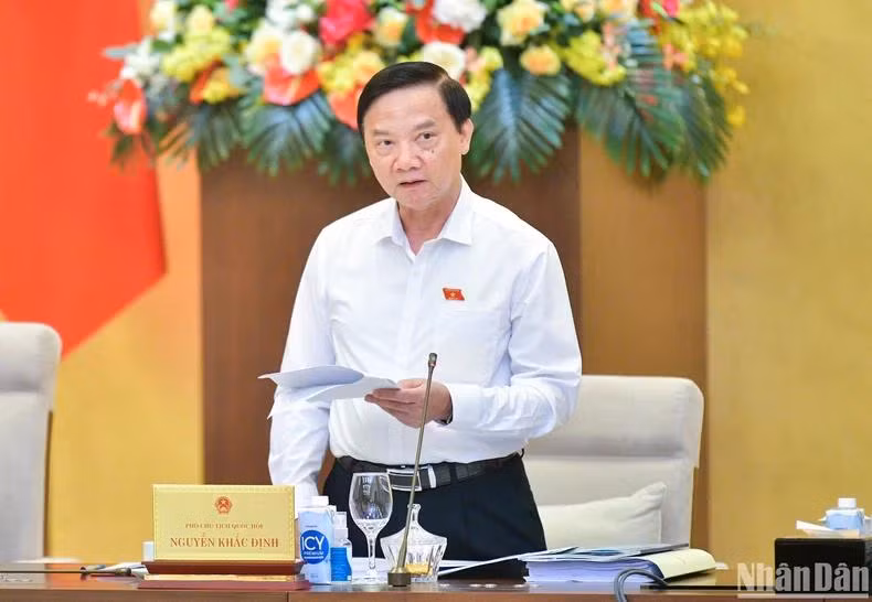 Phó Chủ tịch Quốc hội Nguyễn Khắc Định điều hành nội dung thảo luận. (Ảnh: DUY LINH)