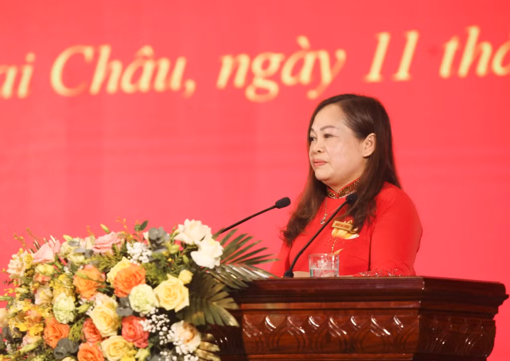 Đồng chí Vũ Thu Hương - Phó Tổng Biên tập Báo Lai Châu điều hành lễ kỷ niệm.