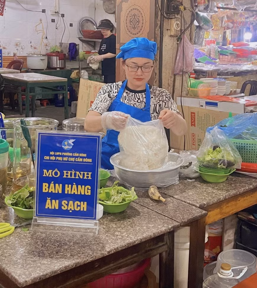 Gian hàng kinh doanh bún chả của chị Lê Thị Thùy tại chợ Cẩm Đông (TP Cẩm Phả).