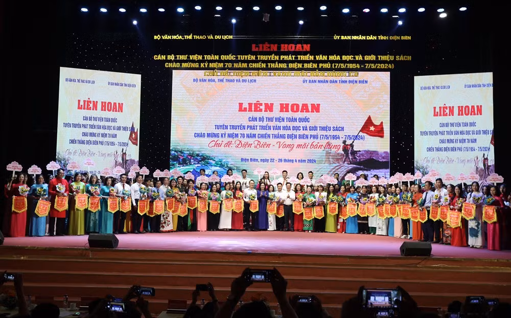 Ban tổ chức trao cờ lưu niệm cho các đoàn tham gia liên hoan.