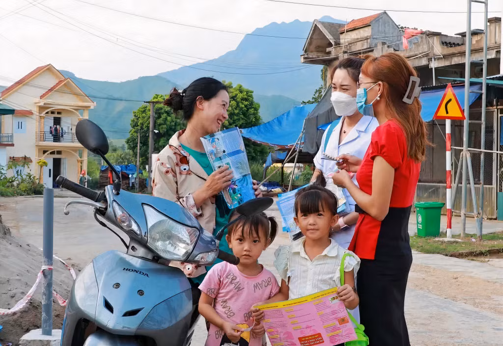 Cán bộ dân số xã Quảng Lâm (huyện Đầm Hà) tuyên truyền các biện pháp tránh thai hiện đại cho phụ nữ đã sinh đủ 2 con. Ảnh: Vân Anh