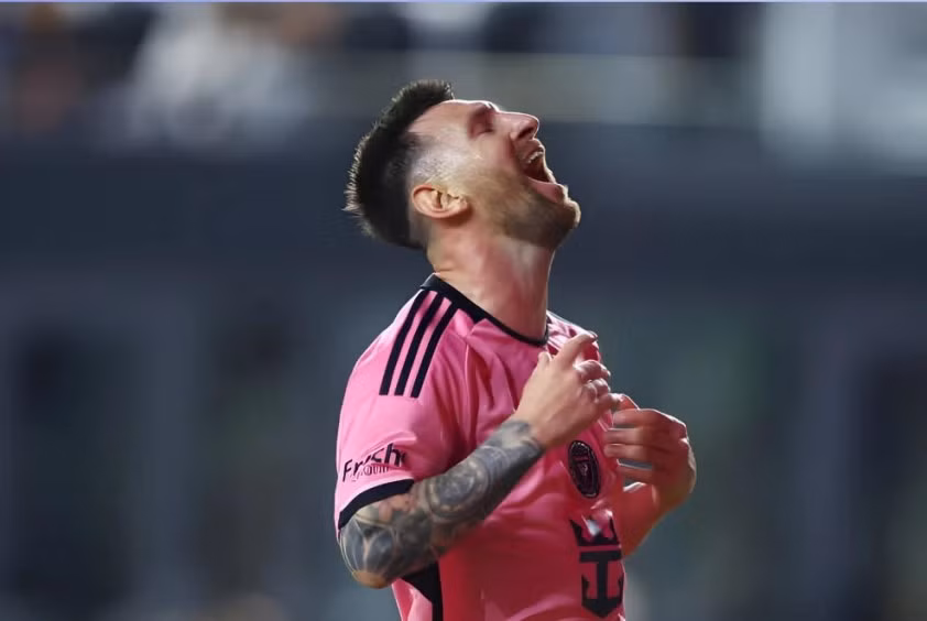 Sai lầm từ hàng phòng ngự của Inter Miami đã khiến Messi có một ngày thi đấu không trọn vẹn (Ảnh: Getty).