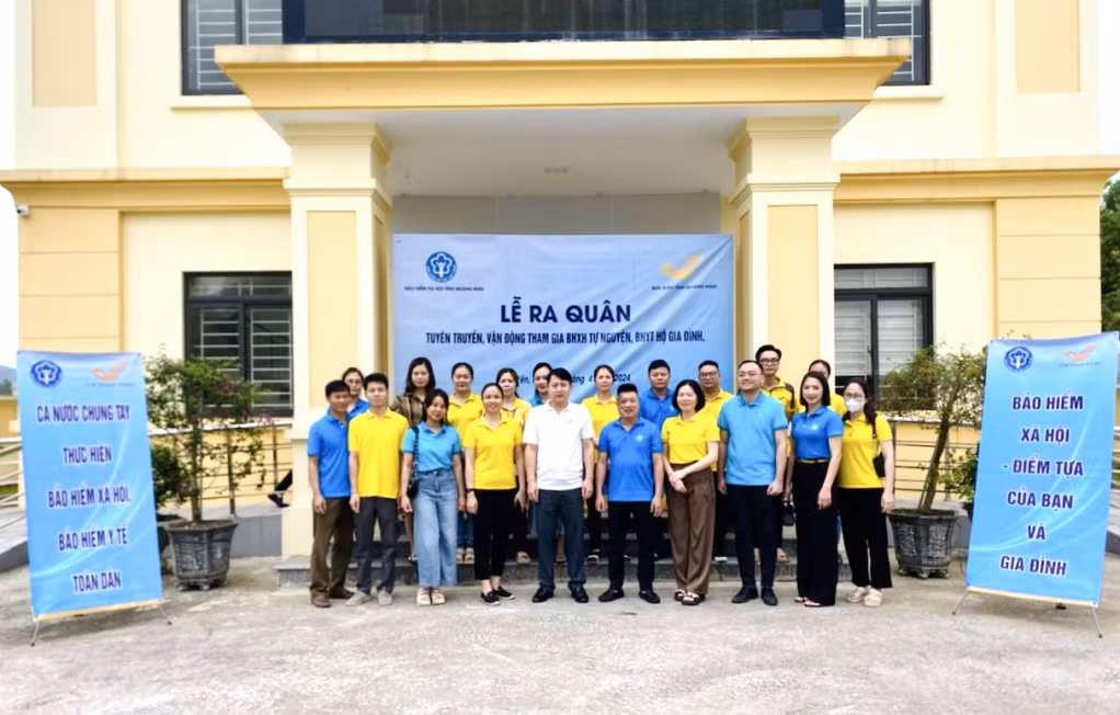 BHXH và Bưu điện huyện ra quân tuyên truyền, vận động người dân tham gia BHXH tự nguyện, BHYT hộ gia đình.