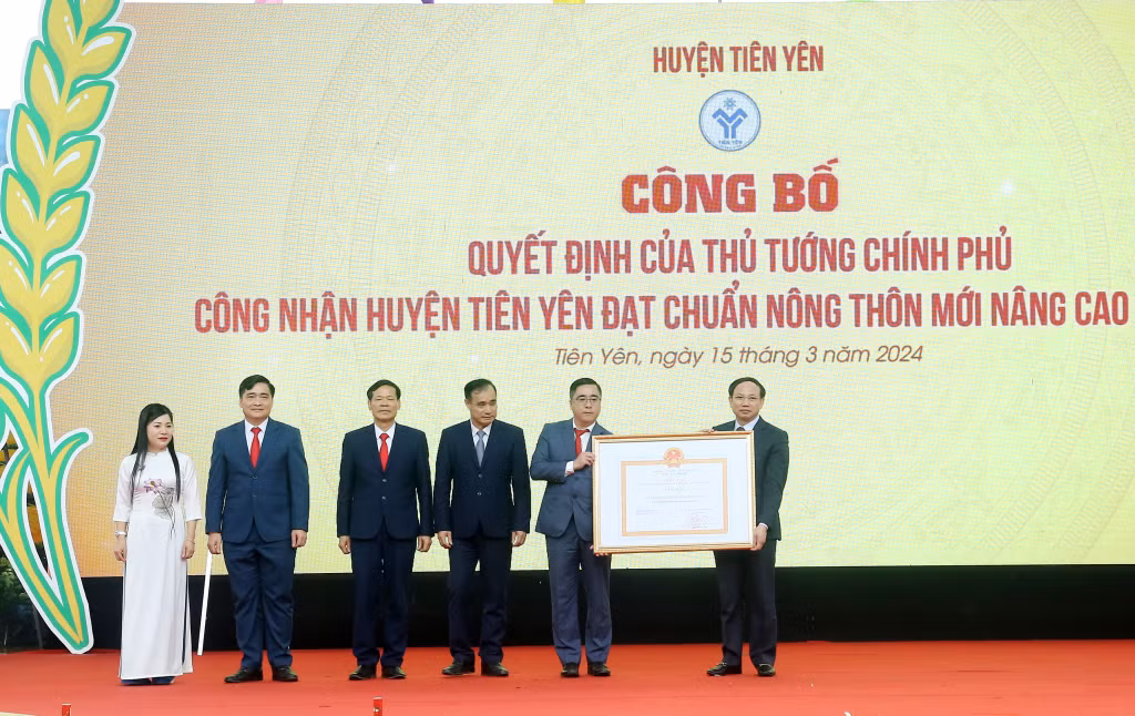 Thừa ủy quyền, đồng chí Nguyễn Xuân Ký, Ủy viên Trung ương Đảng, Bí thư Tỉnh ủy, Chủ tịch HĐND tỉnh trao Quyết định của Thủ tướng Chính phủ công nhận huyện Tiên Yên đạt chuẩn NTM nâng cao. Ảnh: Thu Chung