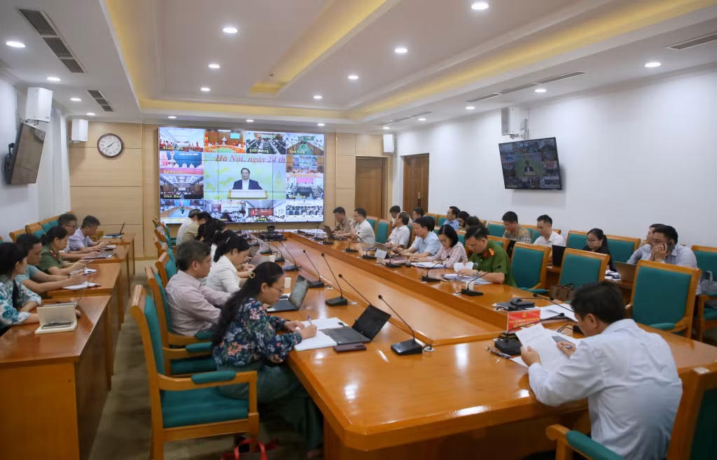 Đồng chí Vũ Văn Diện, Phó Chủ tịch Thường trực UBND tỉnh và đại diện lãnh đạo các sở, ngành liên quan dự phiên họp tại điểm cầu UBND tỉnh Quảng Ninh.