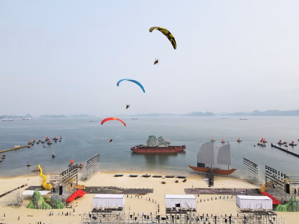 Thời điểm này, việc tập luyện dù lượn để biểu diễn trong chương trình Carnaval Hạ Long 2024 cũng đang được đơn vị bay tích cực triển khai, hứa hẹn sẽ cùng các màn trình diễn nghệ thuật mang lại nhiều cảm xúc ấn tượng, mãn nhãn cho người dân và du khách.