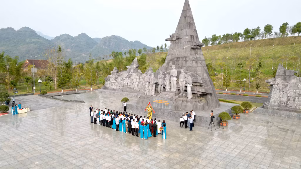 Đoàn đại biểu dâng hoa và báo công trước Tượng đài Bác Hồ với đồng bào các dân tộc Lai Châu.