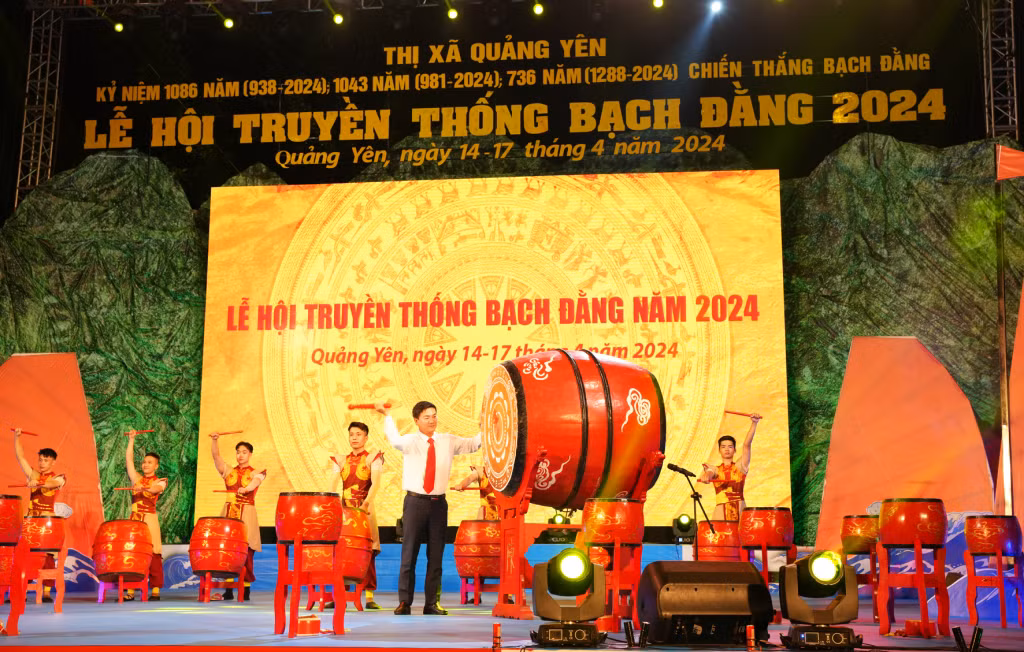 Lãnh đạo thị xã Quảng Yên đánh trống khai hội.