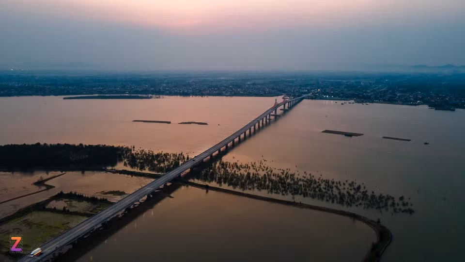 Tuyến đường ven biển Hà Tĩnh dài 120 km, bắt đầu từ cầu Cửa Hội (huyện Nghi Xuân) đến điểm giao với quốc lộ 12C ở cảng Vũng Áng (thị xã Kỳ Anh). Trong hình là cầu Cửa Hội (huyện Nghi Xuân) nối liền 2 tỉnh Nghệ An - Hà Tĩnh.