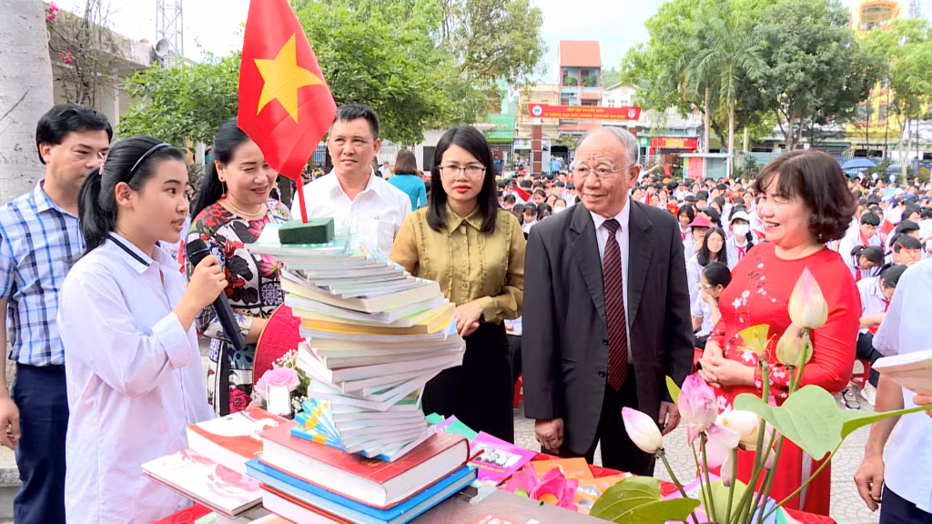 Ngành giáo dục TP Hạ Long sinh hoạt chuyên đề về công tác chính trị - tư tưởng cho đội ngũ cán bộ quản lý, giáo viên, nhân viên các cơ sở giáo dục.
