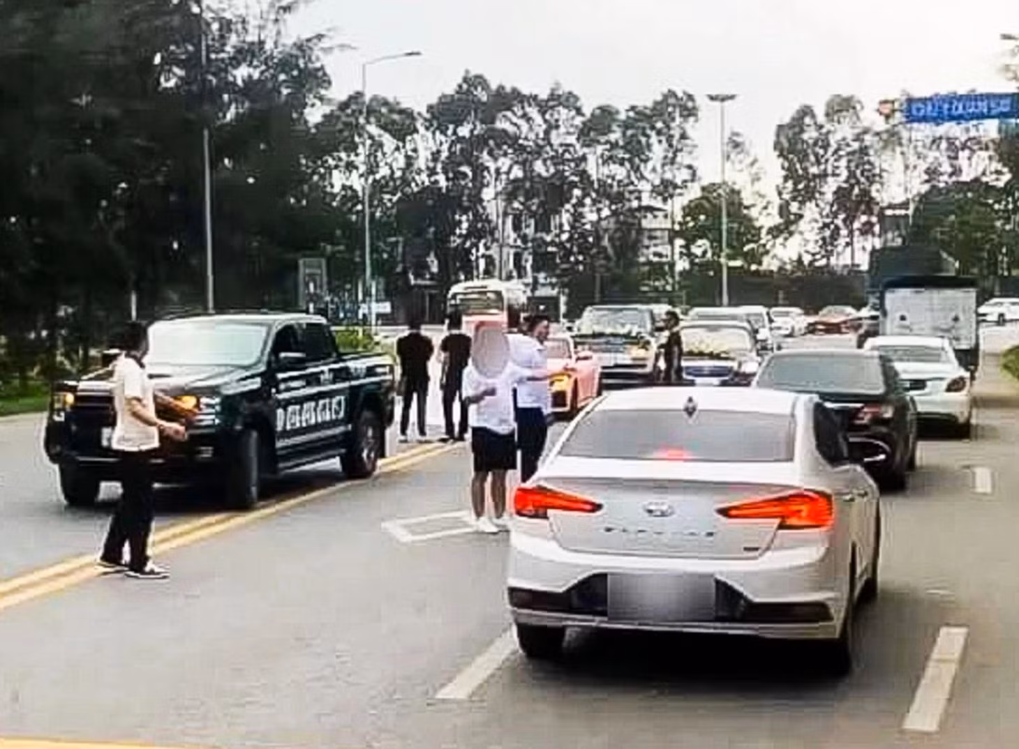 Đoàn xe sang dừng, đỗ giữa đường để chụp ảnh khiến đoạn đường bị ùn tắc.