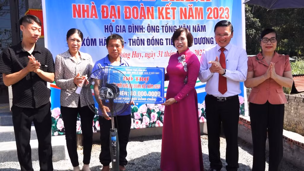Lãnh đạo TP Cẩm Phả trao hỗ trợ xây nhà đại đoàn kết cho hộ ông Tống Văn Năm (thôn Đồng Tiến, xã Dương Huy).