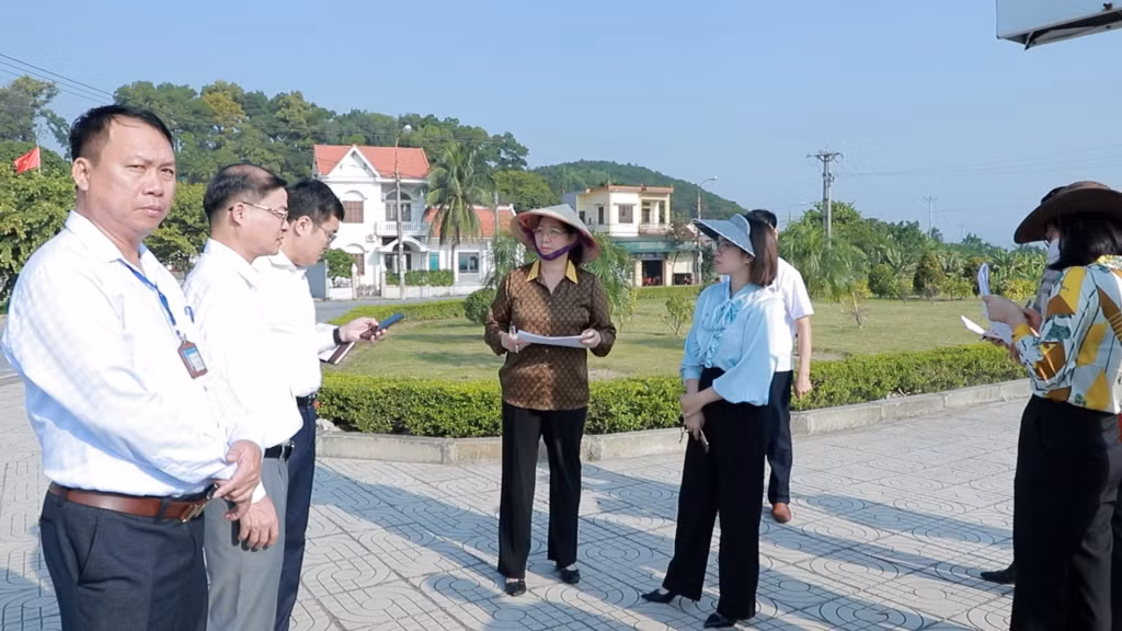 Lãnh đạo Ban Pháp chế HĐND tỉnh giám sát tại tuyến đường dẫn Cầu Triều, phường Hồng Phong, TX Đông TRiều liên quan đến kiến nghị của cử tri. Ảnh: Lê Đai (CTV)