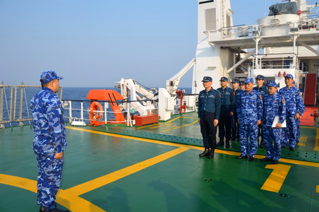 Lực lượng Cảnh sát biển Việt Nam - Trung Quốc thực hiện nghi thức chào xã giao trên tàu Cảnh sát biển 8004.