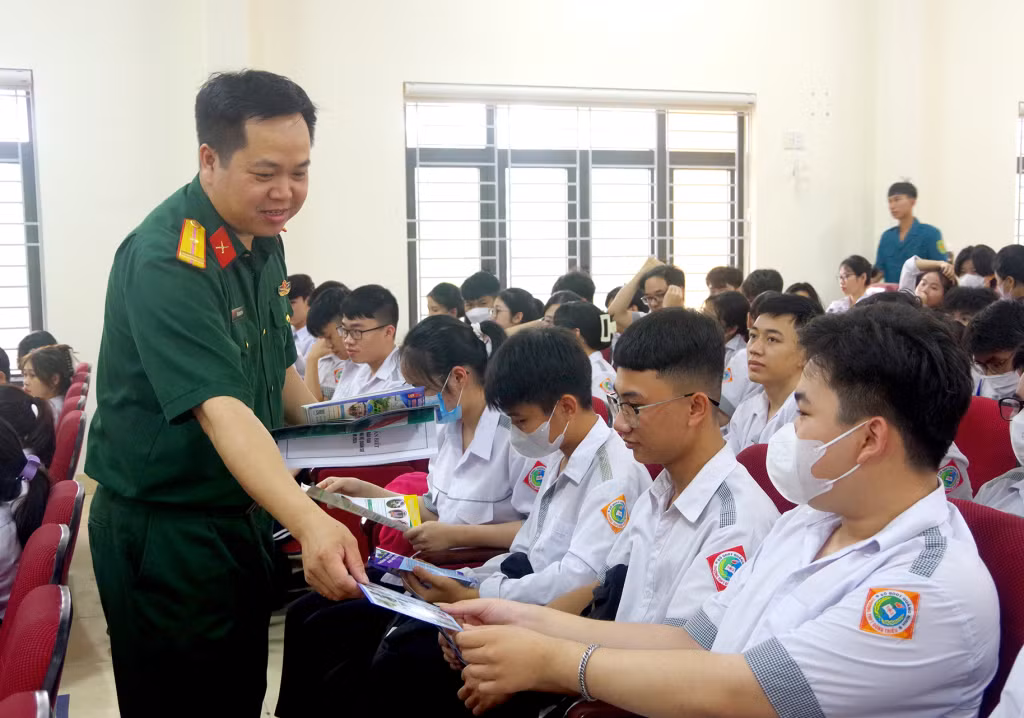 Thí sinh Ban CHQS TX Đông Triều phát tờ rơi tuyên truyền tuyển sinh quân sự năm 2024 tại Trường THPT Đông Triều.
