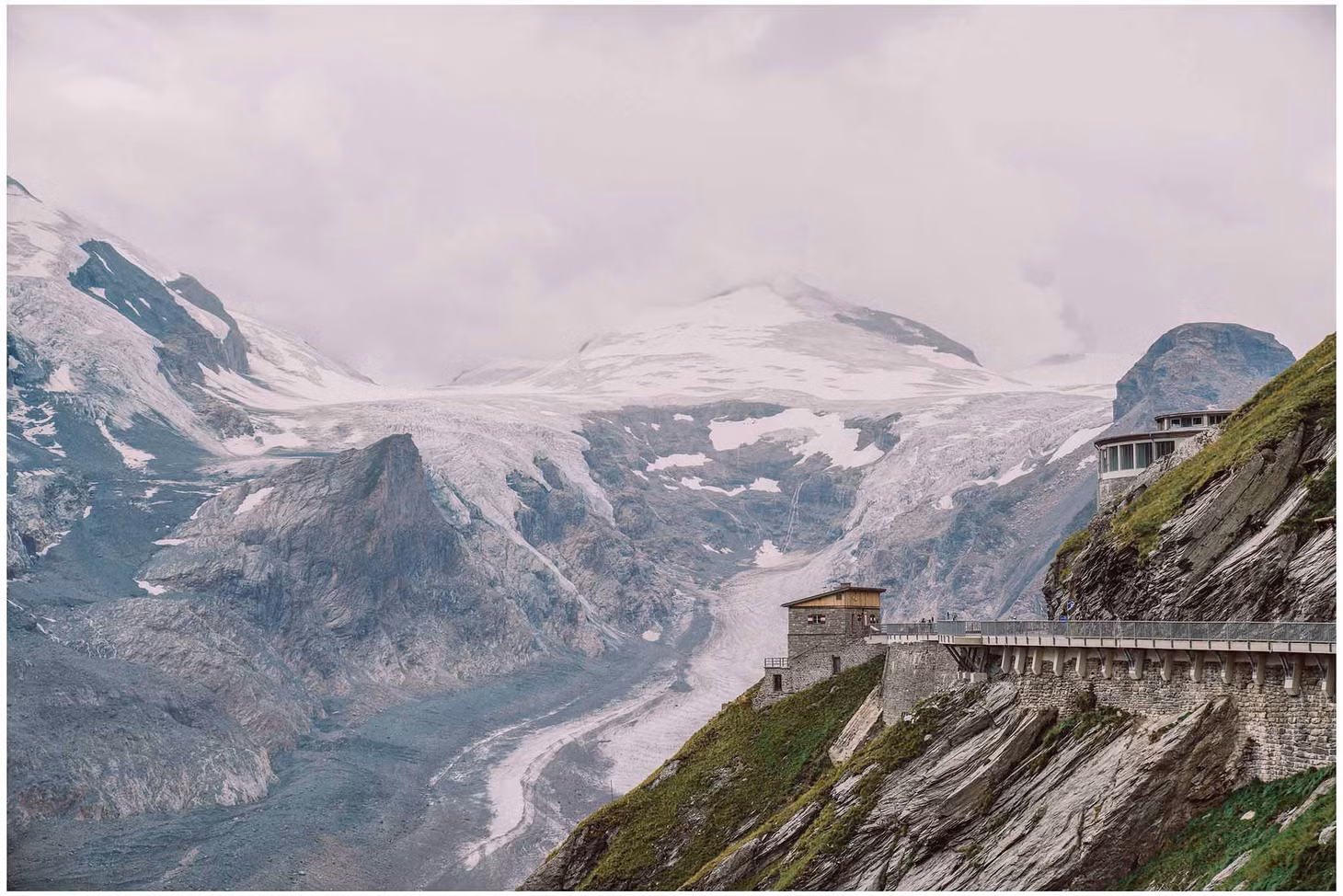 Trên đèo Grossglockner, du khách có thể chiêm ngưỡng khung cảnh hùng vĩ của dãy núi Alps, công viên quốc gia High Tauern và sông băng Pasterze. Ảnh: Đặng Đức Vinh