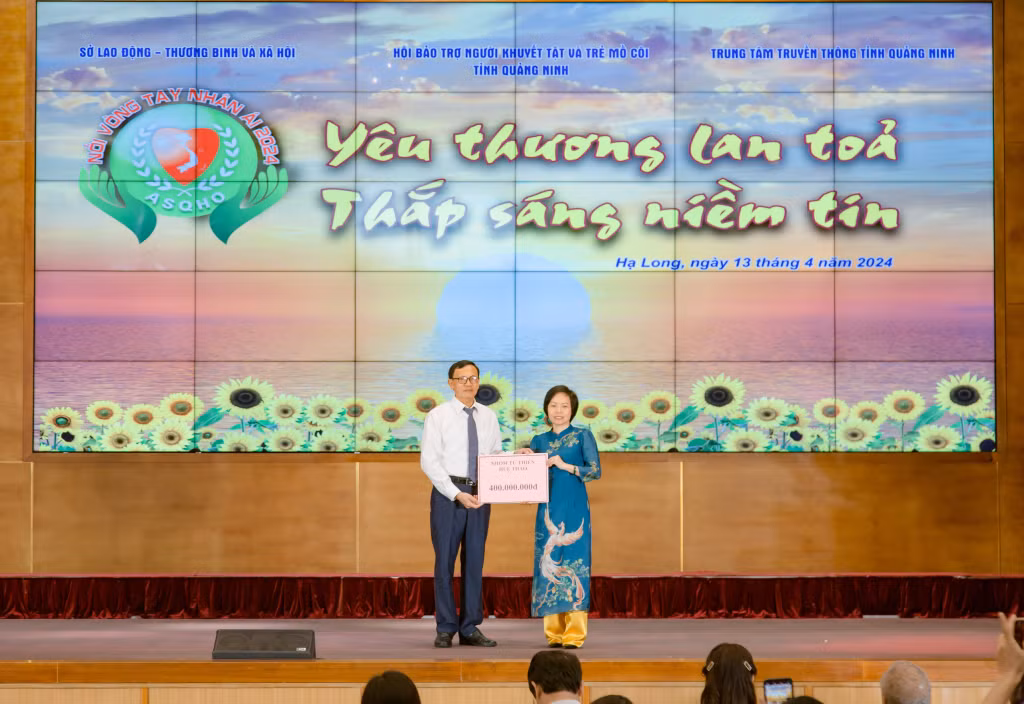 Ông Lãnh Thế Vinh, Chủ tịch Hội Bảo trợ NKT & TMC tỉnh Quảng Ninh tiếp nhận ủng hộ từ các đơn vị, cá nhân trong và ngoài tỉnh