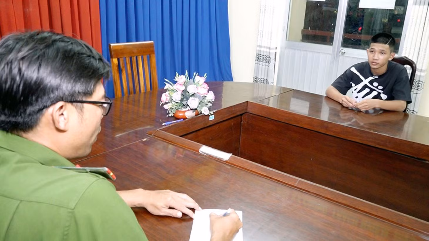 Tại cơ quan công an, đối tượng Nguyễn Hữu Nghĩa khai nhận hành vi vô cớ chém người trọng thương của mình. Ảnh: Vũ Tiến