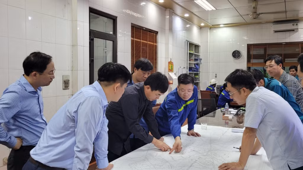 Lãnh đạo Tập đoàn Công nghiệp Than - Khoáng sản Việt Nam chỉ đạo công tác cứu hộ.